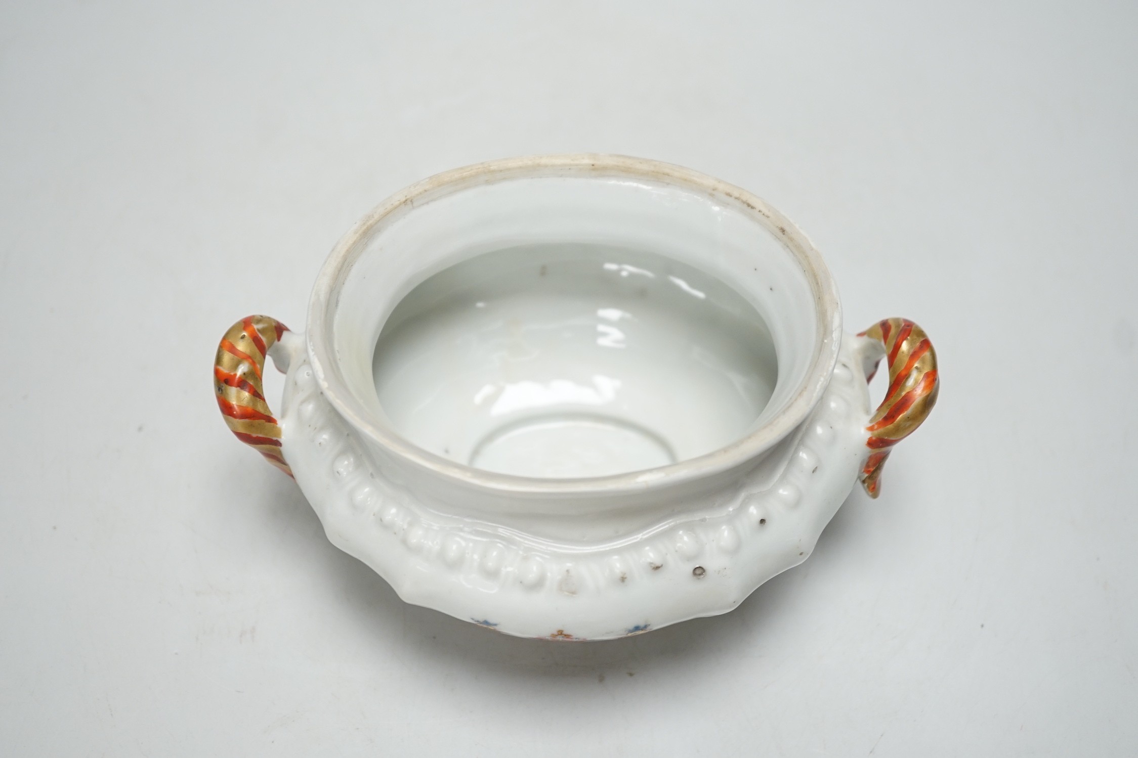 An 18th century Chinese Export armorial small tureen cover, William Nassau de Zuylestein, Earl of Rochford crest, 17cm handle to handle